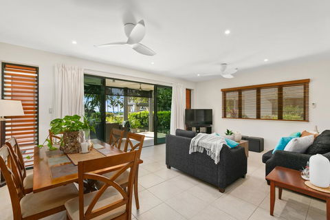 Beachfront Apartment With Ocean Views - Accommodation Gold Coast 2