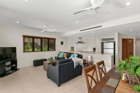 Beachfront Apartment With Ocean Views - Accommodation Gold Coast 3