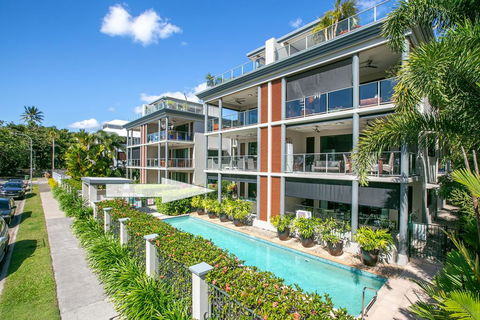Beachfront Apartment With Ocean Views - Accommodation Gold Coast 1