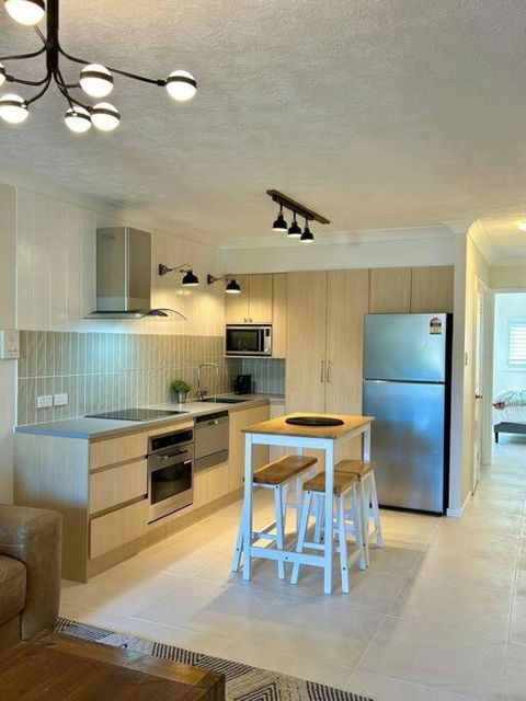 Renovated Beachside 1BR Apartment - Accommodation Gold Coast 0
