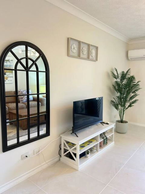 Renovated Beachside 1BR Apartment - Accommodation Gold Coast 3
