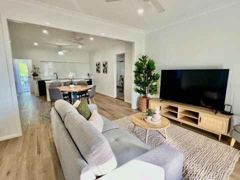 Renovated Queenslander - Upstairs 2km To Stadium - Accommodation Gold Coast 1