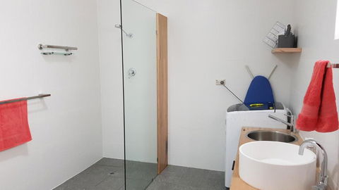 Red Ochre - Large Apartment With Private Courtyard - Gold Coast 4U 3