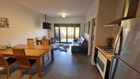 Red Ochre - Large Apartment With Private Courtyard - Gold Coast 4U 1