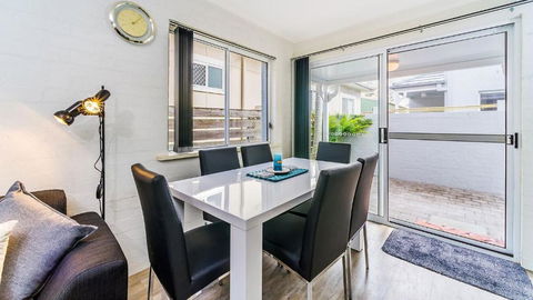 RED Rock - Townhouse In Town - Accommodation Gold Coast 1