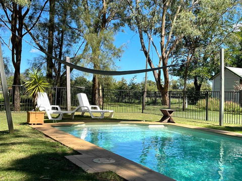 Red Tractor Retreat - Gold Coast 4U 2