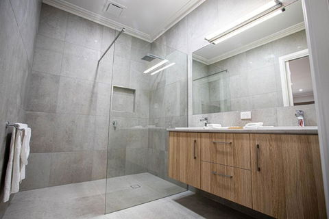 Red Waratah Accommodation - Accommodation Gold Coast 3