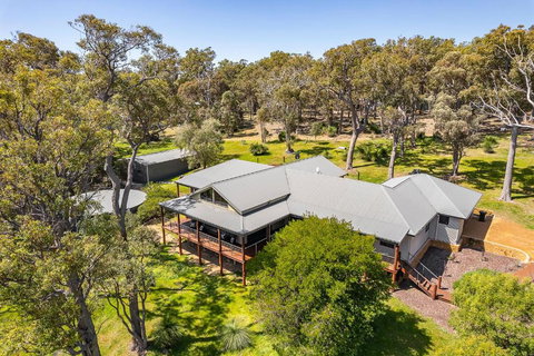 Redgum Treehouse - Outstanding Luxury In The Heart Of Wine Country And Minutes From The Beaches - Accommodation Gold Coast 1