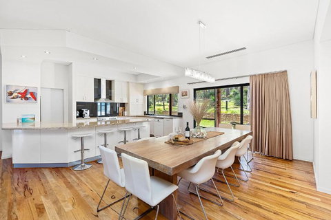 Redgum Treehouse - Outstanding Luxury In The Heart Of Wine Country And Minutes From The Beaches - Accommodation Gold Coast 2