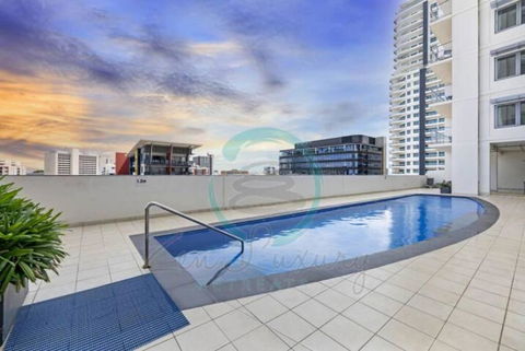 Reef-side Splendour City Vistas - Pool - Workspace - Accommodation Gold Coast 3