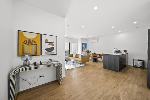 Refined 2-Bed With Luxurious Building Amenities - Gold Coast 4U 1