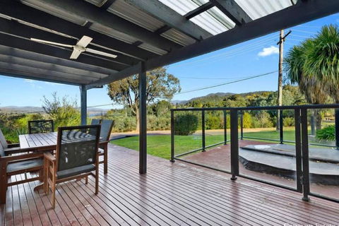 Relax In The Spa With Views Opposite Lake Eildon - Gold Coast 4U 3