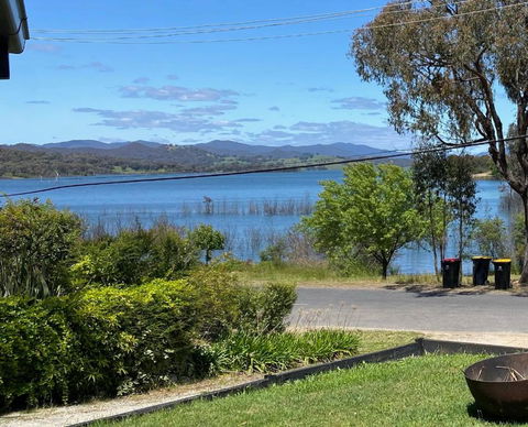 Relax In The Spa With Views Opposite Lake Eildon - Gold Coast 4U 0