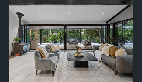 Relax On The Spacious Balcony And Soak In The Picturesque Views - Gold Coast 4U 1