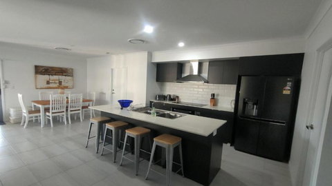 Relax Poolside By The Canal - 1 Gold Coast 2