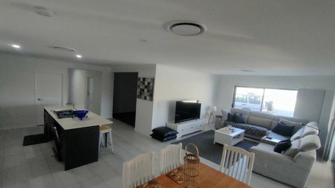 Relax Poolside By The Canal - 1 Gold Coast 3