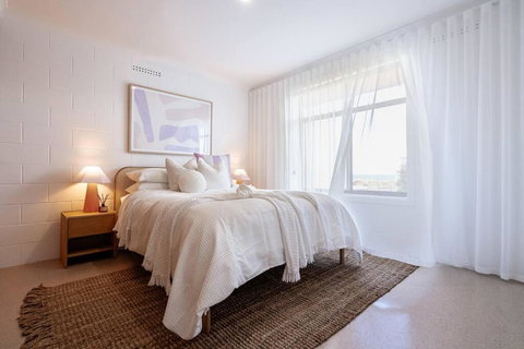 Renovated Apartment With Ocean Views - 1 Gold Coast 0