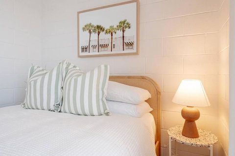 Renovated Apartment With Ocean Views - 1 Gold Coast 3