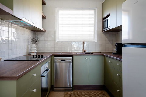 Renovated Apartment With Ocean Views - 1 Gold Coast 2