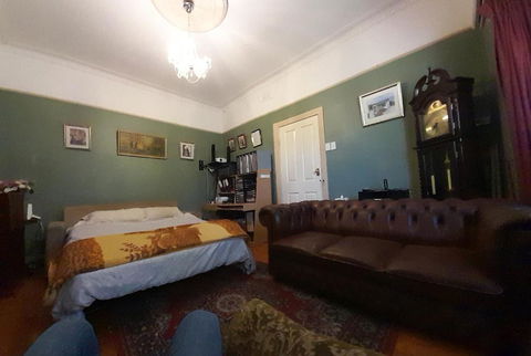 Reservoir Central Close To Train Station OC03 - Accommodation Gold Coast 0