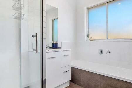Residence At 165 Great For Large Groups Sleeps 11 - Accommodation Gold Coast 2