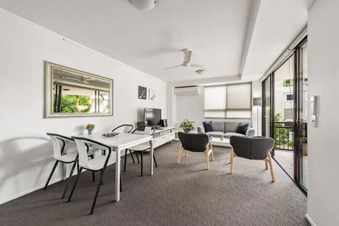 Resort Living - 10mins CBD - 2Bed / 2Bath / 1Car - Accommodation Gold Coast 0