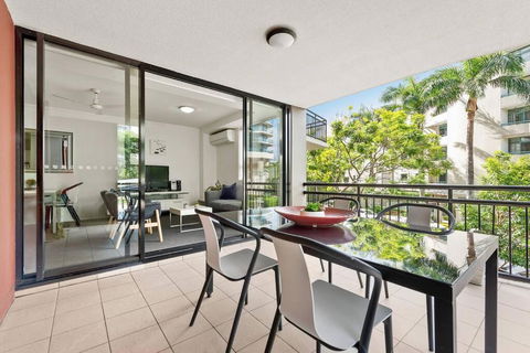 Resort Living - 10mins CBD - 2Bed / 2Bath / 1Car - Accommodation Gold Coast 2