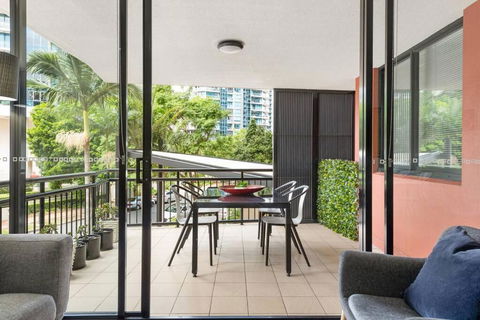 Resort Living - 10mins CBD - 2Bed / 2Bath / 1Car - Accommodation Gold Coast 1