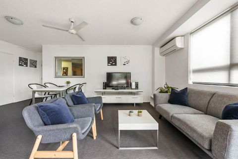 Resort Living - 10mins CBD - 2Bed / 2Bath / 1Car - Accommodation Gold Coast 3