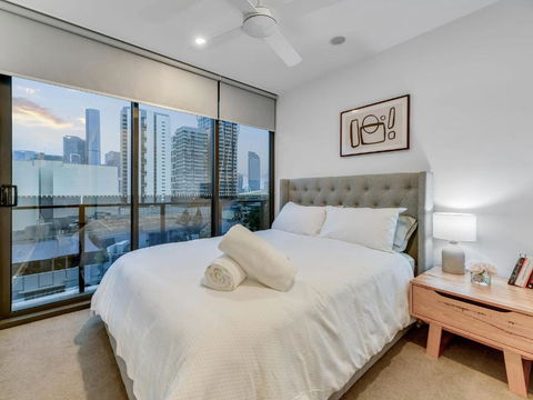 Resort Living 2BR With Pool Spa Gym & Parking - Accommodation Gold Coast 2