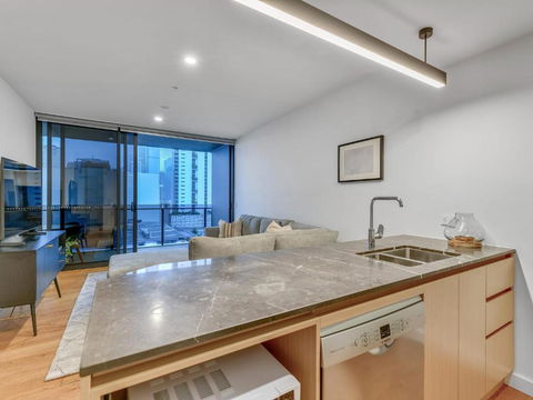 Resort Living 2BR With Pool Spa Gym & Parking - Accommodation Gold Coast 3