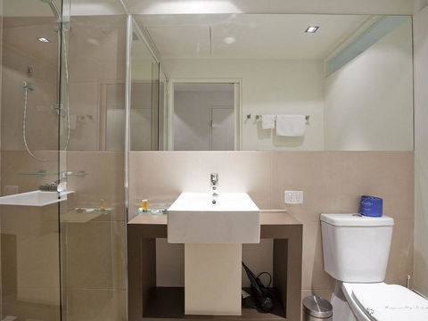 Resort Hotel Room 107 - Accommodation Gold Coast 2