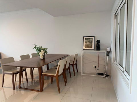 Resort-Style Apartment Near Harbour Town - Accommodation Gold Coast 3