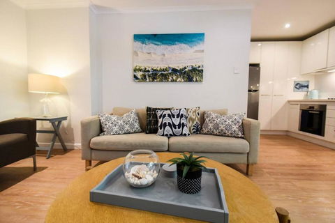 Resort-style Coastal Living With Balcony & Pool - Accommodation Gold Coast 0