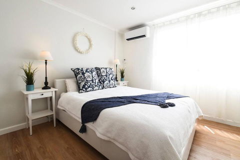 Resort-style Coastal Living With Balcony & Pool - Accommodation Gold Coast 1
