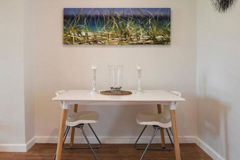 Resort-style Coastal Living With Balcony & Pool - Accommodation Gold Coast 2