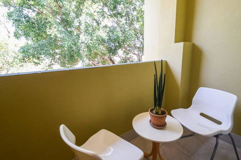 Resort-style Coastal Living With Balcony & Pool - Accommodation Gold Coast 3