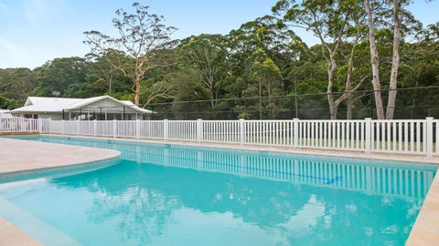 Resort Style Living With Pool, Tennis Court And Beach - Accommodation Gold Coast 1