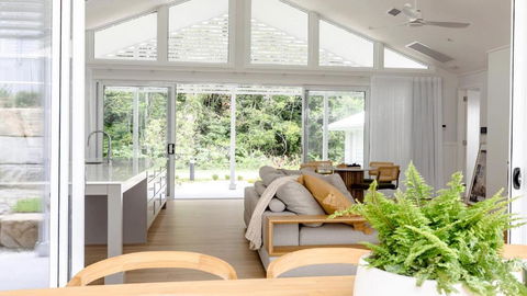 Resort Style Living With Pool, Tennis Court And Beach - Accommodation Gold Coast 2