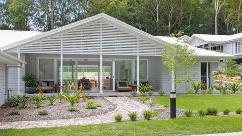 Resort Style Living With Pool, Tennis Court And Beach - Accommodation Gold Coast 3