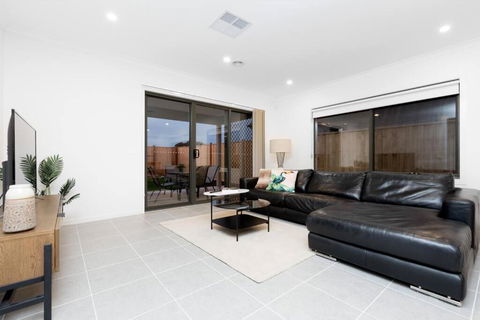 ResortStyle 4BR House With Parking - Accommodation Gold Coast 3