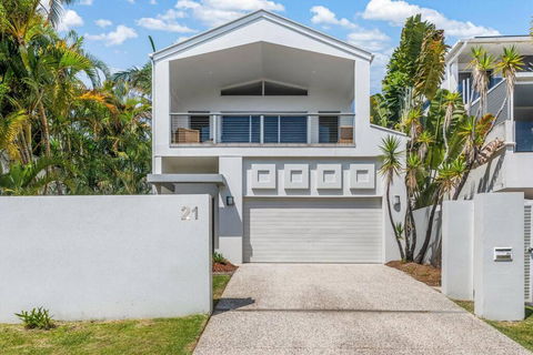 Retreat In The Heart Of Alex - 3BR Sleeps 11, Pool - Accommodation Gold Coast 0