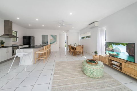 Retreat In The Heart Of Alex - 3BR Sleeps 11, Pool - Accommodation Gold Coast 1