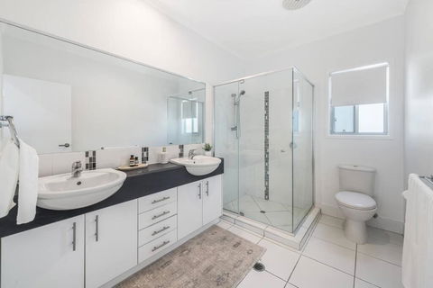 Retreat In The Heart Of Alex - 3BR Sleeps 11, Pool - Accommodation Gold Coast 2