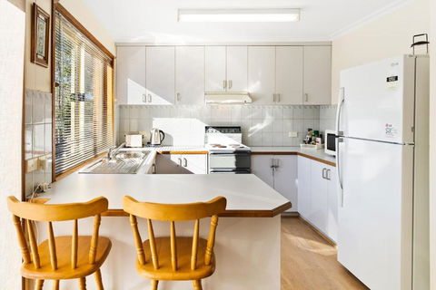 Retro Beach Bungalow - Stroll To The Esplanade - Accommodation Gold Coast 2