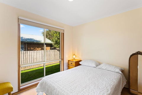 Retro Beach Bungalow - Stroll To The Esplanade - Accommodation Gold Coast 3