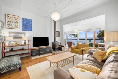 Retro Beach Vibes - Accommodation Gold Coast 1