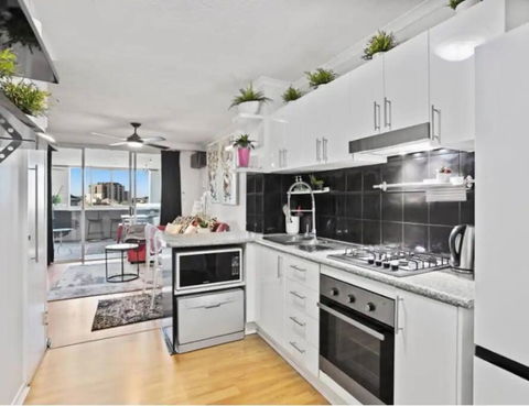 Retro Chic Vibes, Tropical Pool & Prime Location - Accommodation Gold Coast 3