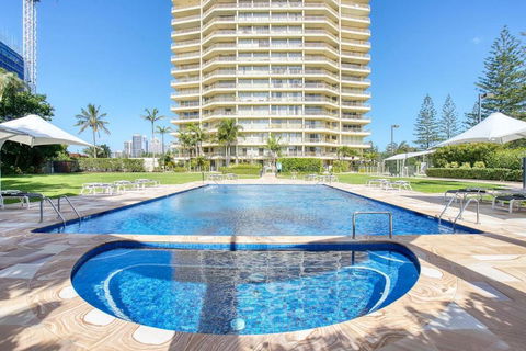 Retro Main Beach Hidden Gem With Waterfront Views - Accommodation Gold Coast 0