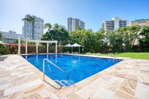 Retro Main Beach Hidden Gem With Waterfront Views - Accommodation Gold Coast 1